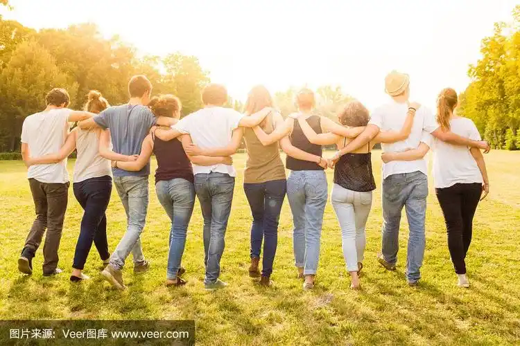 一群青少年一起散步