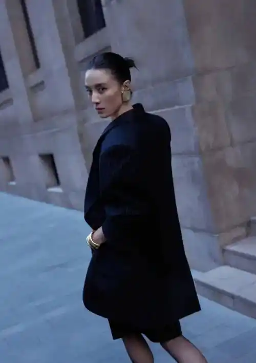 宋佳一身职业装气场超a 眼神锐利金色耳饰太亮眼_时尚_魅力_目标