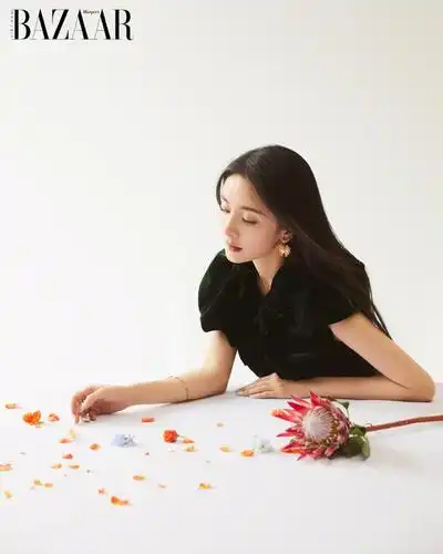 杨幂越南《时尚芭莎》开年刊时尚大片:6套造型仙美又