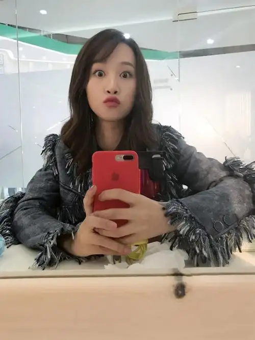 蓝盈莹生活随性美图曝光 对着镜头做鬼脸恶搞嘟嘴比v卖萌