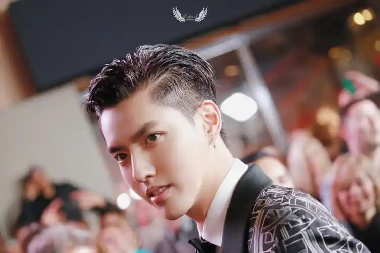 为什么所有男明星都对大背头发型这么痴迷