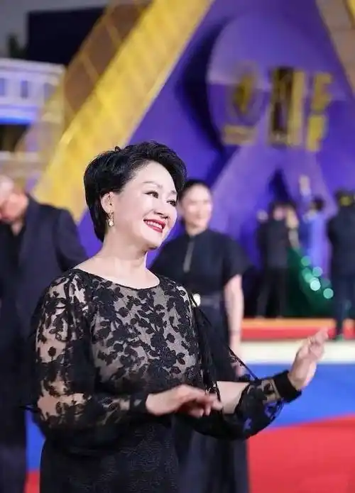 王姬越老越有韵味,穿蕾丝裙身材饱满,与女儿同框像姐妹!