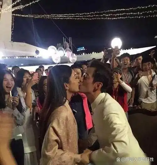 赵丽颖何炅嘴对嘴亲吻照被扒出,场面咋舌,知情人称并非隔着玻璃