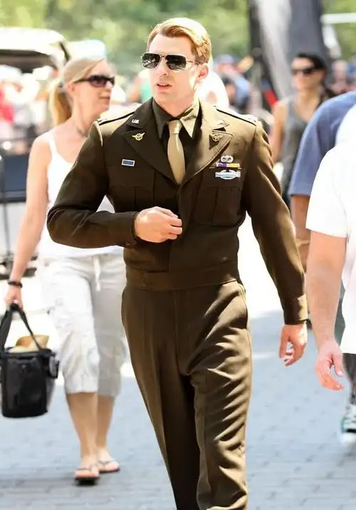 美国队长军装照曝光,看到这身装扮后,网友:人群中最亮的星