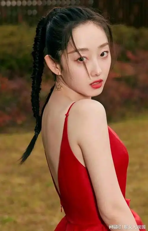 蒋梦婕不愧是宅男女神31岁了皮肤还是白里透红身姿曼妙