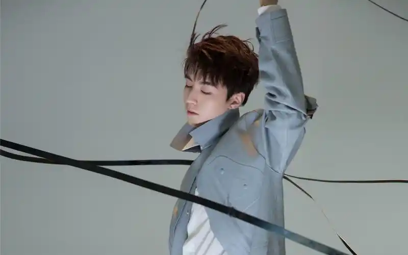 王俊凯科技风帅气杂志写真图片壁纸