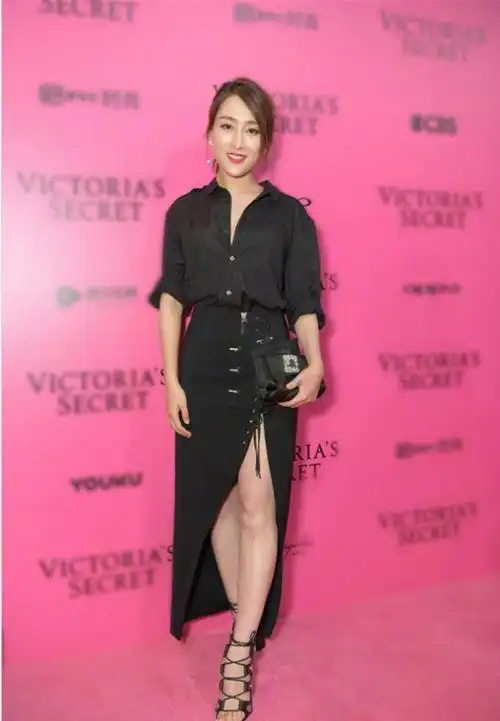 李小璐和马苏同框, 满屏尽忧桑, 整容脸终究抵不过天然脸!