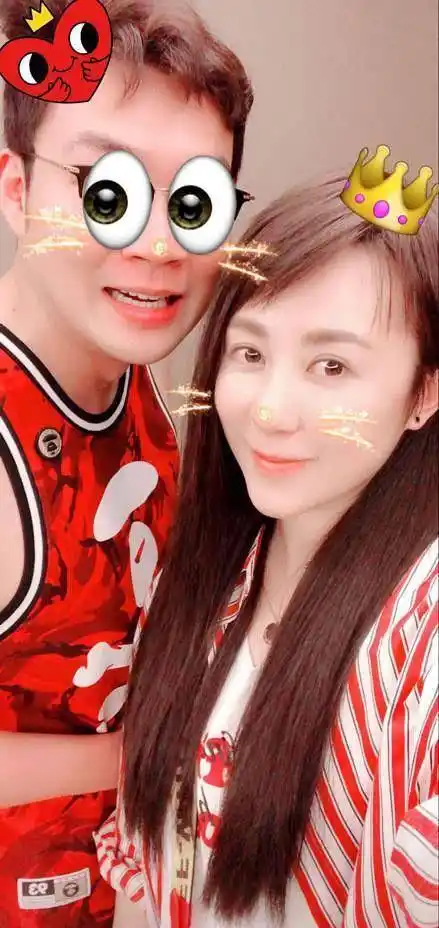 "而马丽则对台上的老公说:"事业上我是他的,生活中我是你的!