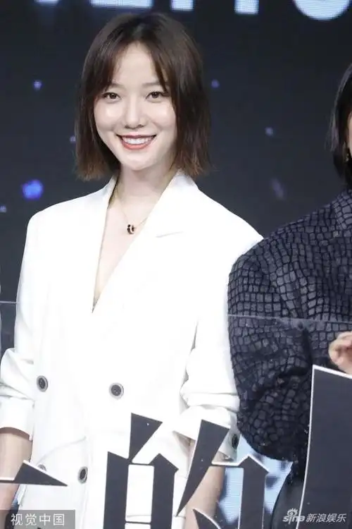 组图:王珞丹白色西装清爽又帅气 撩发甜笑温柔