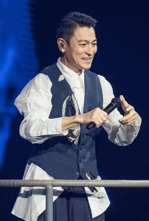 刘德华演唱会差点踩空