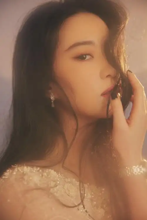 刘亦菲最新大片 白色珍珠礼裙搭配披肩卷发,气质温柔!__财经头条