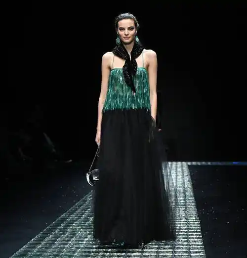 米兰时装周——安普里奥·阿玛尼品牌时装秀_新华社_服装_意大利