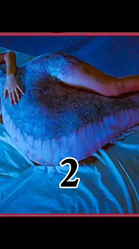 蛇女化身美女来到人类村落为了解救公蛇身陷险境