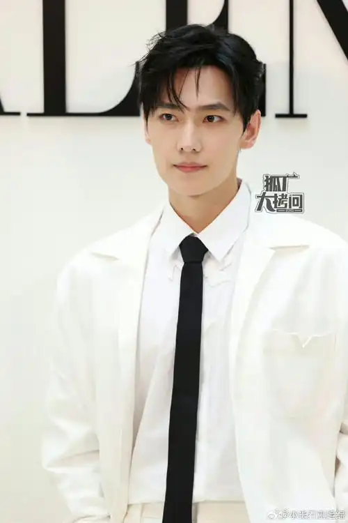 来看看杨洋最新生图状态 纯白西装造型#杨洋西装短裤##杨洋最新生图