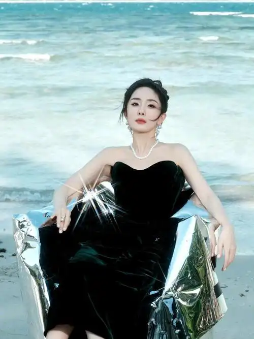 杨幂压轴亮相红毯美貌封神!穿斜肩羽毛裙温柔得像二十岁,超惊艳