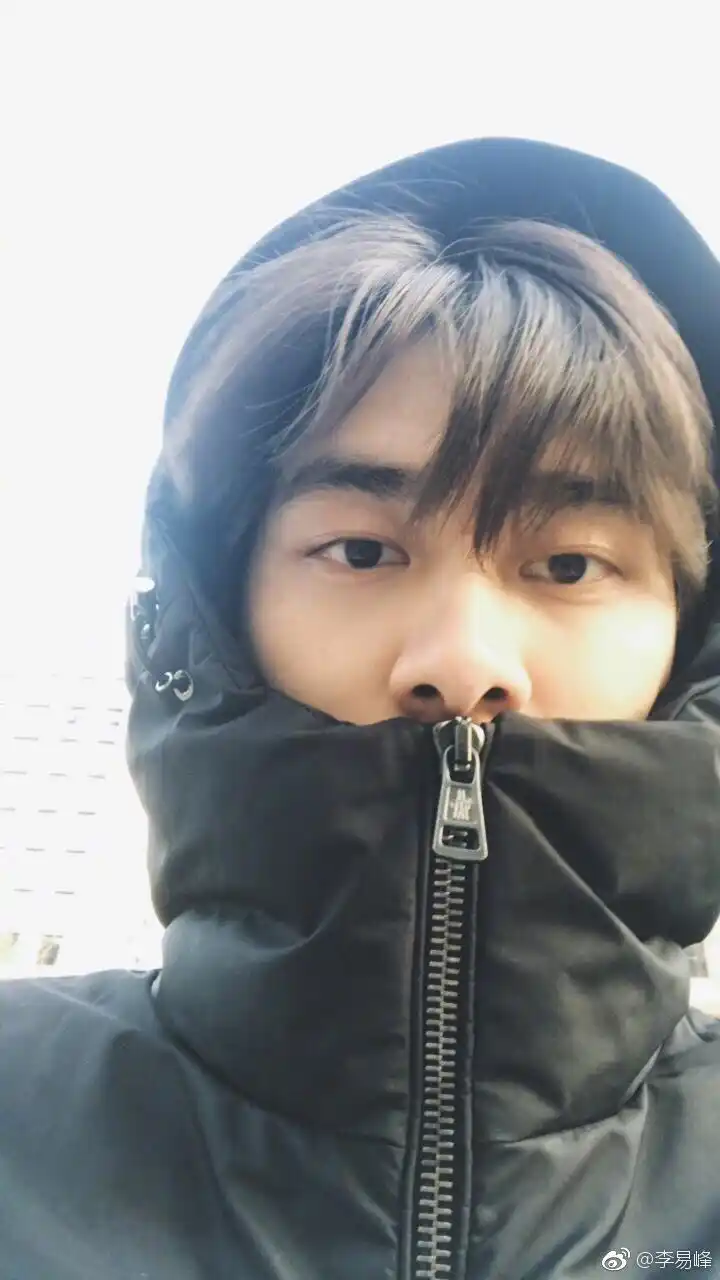 组图:李易峰微博粉丝破4000万 晒一年私照满屏荷尔蒙