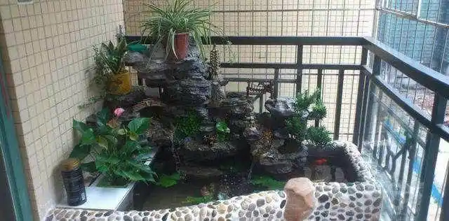 农村父亲在阳台砖砌鱼池,成本不过200元,小区邻居纷纷来模仿|假山