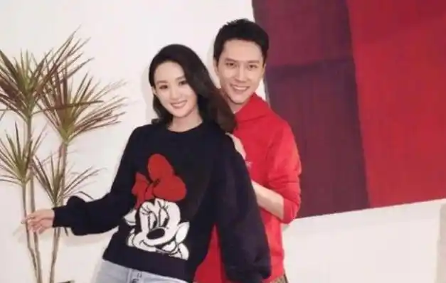 赵丽颖冯绍峰错峰带娃女方全副武装陪儿子散步圆头圆脑很可爱