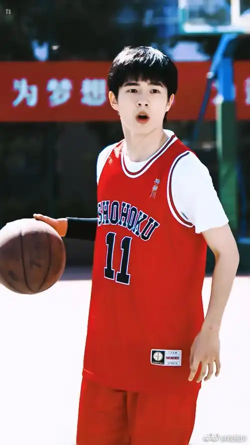 刘昊然公园打篮球