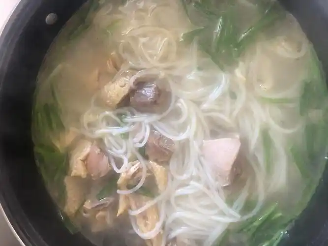 妈妈的作品———鸡汤粉丝煲.这软弱的粉丝配上鲜美的鸡汤翅.