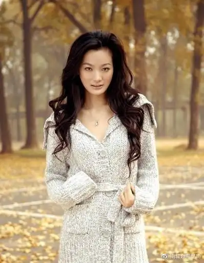 "硬汉"于震被前妻控诉家暴,二婚成宠妻狂魔,娇妻到底有多美?