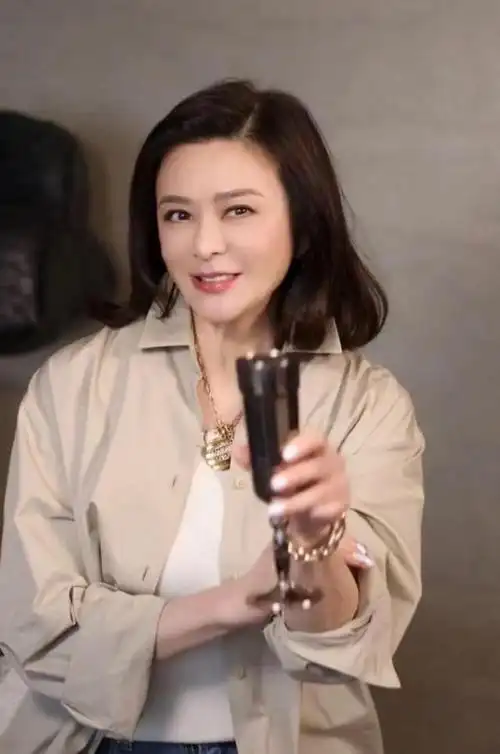 关之琳54岁美貌不减,在千万豪宅独自喝酒,晒素颜照忘拉裤子拉链