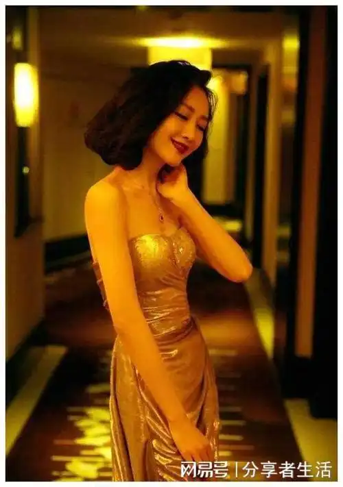 王鸥戏水照遭全网传看她素颜下真实肌肤难怪直男那么爱他