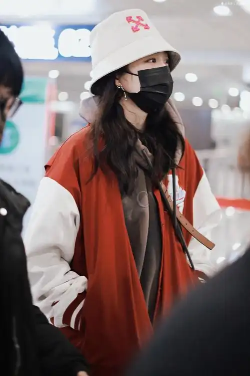 关晓彤 下班跑得快已到机场