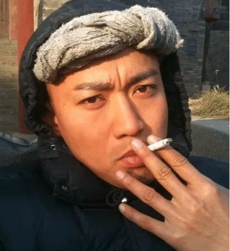 烟瘾犯了猛喝牛奶被观众看穿? 最后无奈尬演