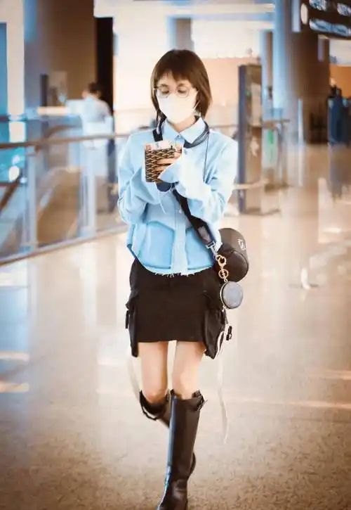 原创王子文穿牛仔衫与别人不一样搭配短裤骑士靴照样显瘦又显高