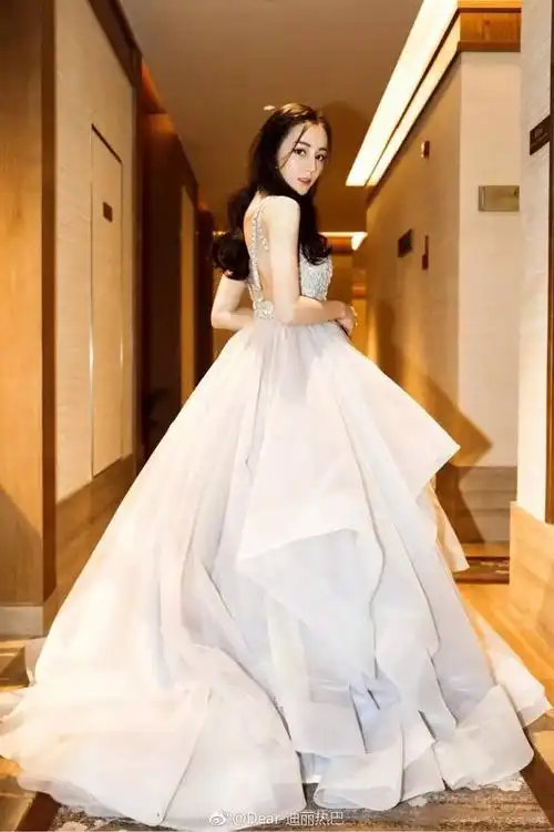 热巴同款红裙子婚纱照(众女神婚纱照热巴仙气飘飘)(13)