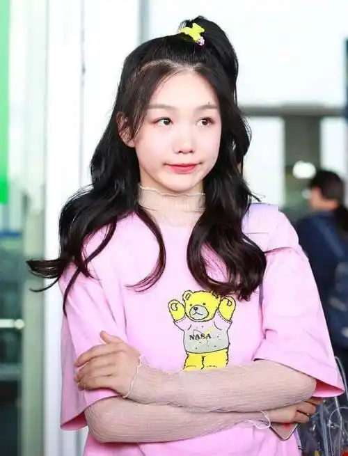 徐梦洁身材一去不复返,穿粉色短袖少女感十足,腹肌腰秒变水桶腰_衣服