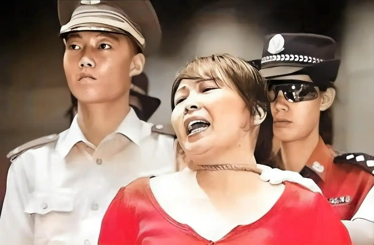 2003年,女毒贩王雄英在广州量刑会上听到自己被立即执行死刑后,吓得要