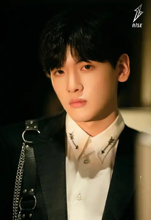 r1se翟潇闻黑色西服冷峻帅气写真59