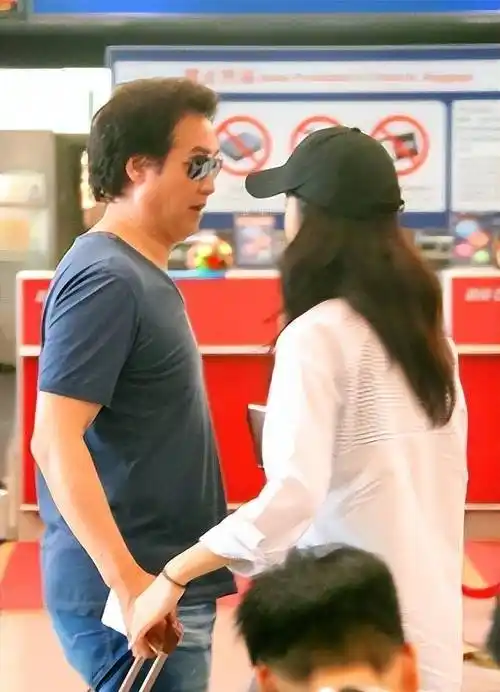 据悉,杨采钰和陈金飞相恋四年,曾被拍到在电梯亲热.