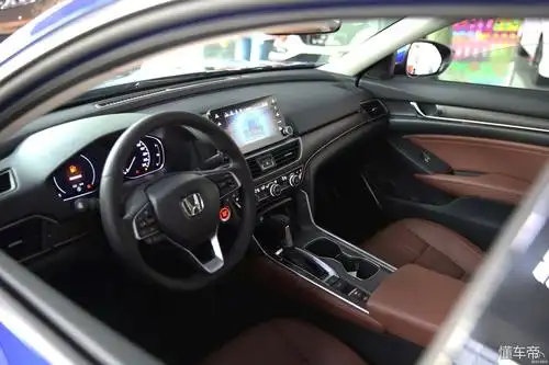 除内饰质感更强外,十代雅阁配置也更丰富.