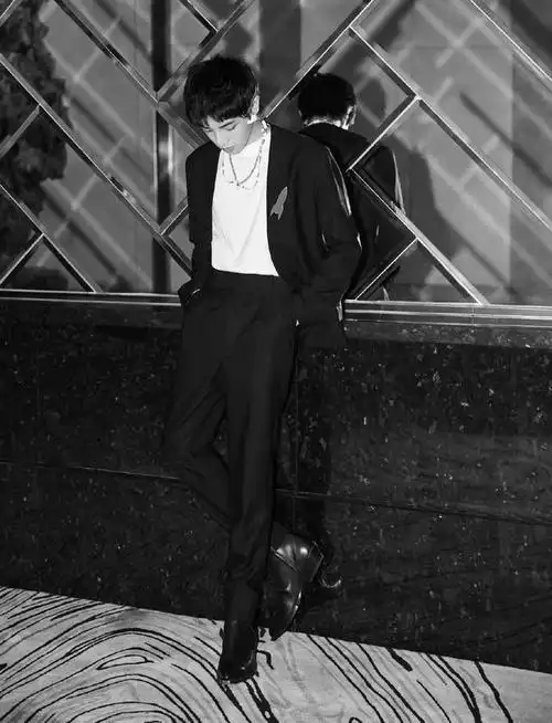 华晨宇壁纸:黑色无领西装无惧黑白,一起开启花式元气新世界