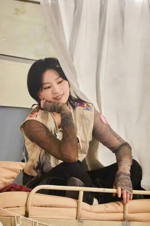 【#密室大逃脱真正的朋友#(中)(下)高清剧照之@周笔畅】坐在床铺上