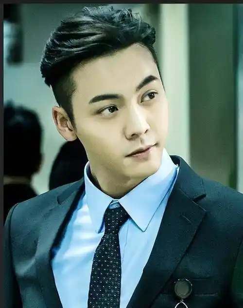 陈伟霆新发型掀起风波:是尝试新风格,还是中年危机的疑云?