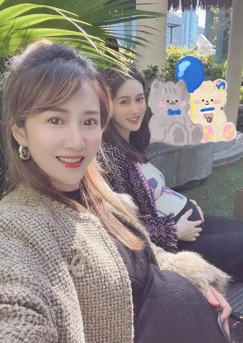 照片中,李念扎着半丸子头,化着精致的妆容,皮肤白皙透亮.