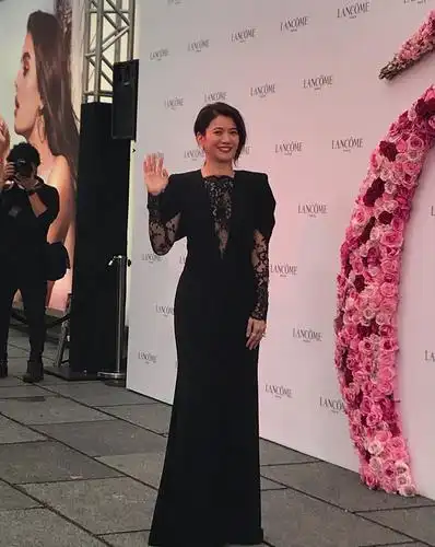 袁咏仪穿3万连衣裙出席活动气场更胜同场的维密超模