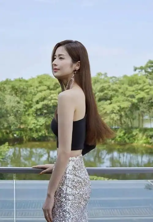 颖儿真空穿亮面西服瘦美身材与大胆选择相得益彰展现女性魅力