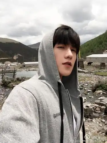 隔壁楼拿杨洋新自拍问杨洋鼻子有没有事 11月初