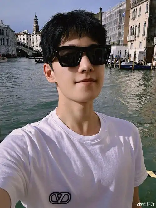 组图:杨洋分享意大利随拍照 穿白t恤戴墨镜满满少年感_高清图集_新浪