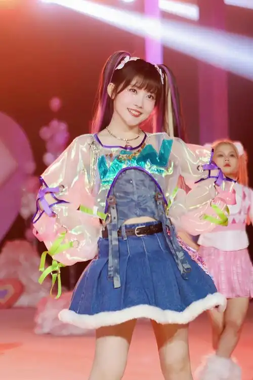 赖美云最新舞台造型!