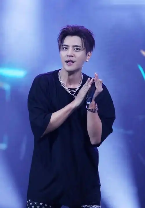 罗志祥终于染回黑发,衣品遮住年龄,快40岁凹出少年感!