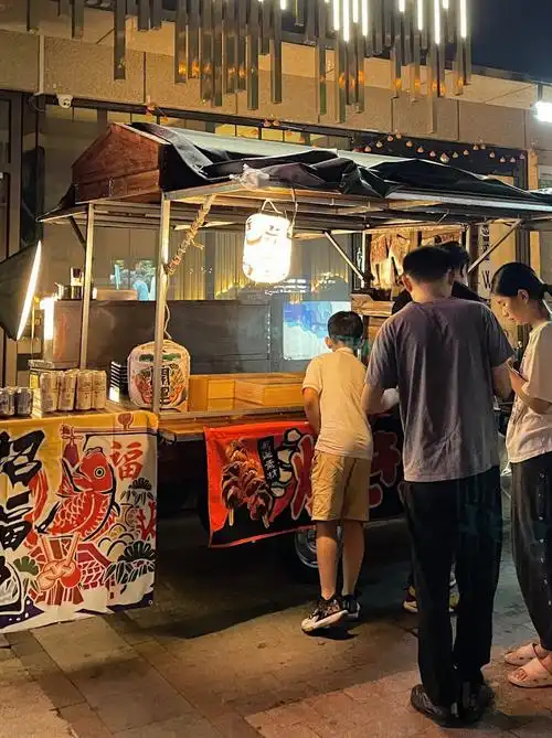 99大浒路范特西酒吧门口92出摊时间:碗8点均价8-10块钱,烧鸟标配