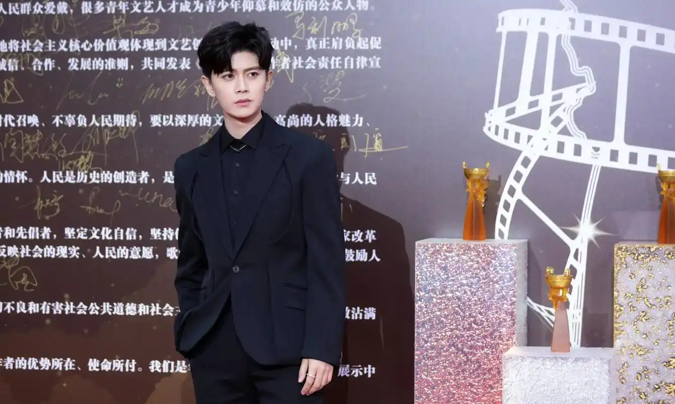 来一组黑白衬衫西装伦#任嘉伦 #西装杀 #气场全开 - 抖音