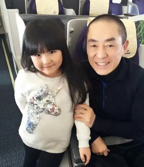 田亮晒全家福,森碟大腿壮实抢镜,12岁儿子神似"年轻版吴彦祖" - 聚缘