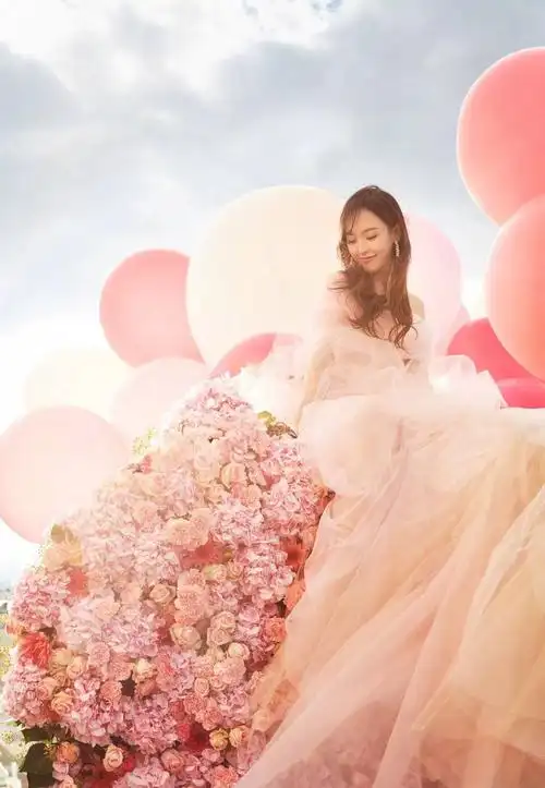 赵露思身穿灰白色的婚纱礼服,头上还佩戴着超大的蝴蝶结,浓密的头发半